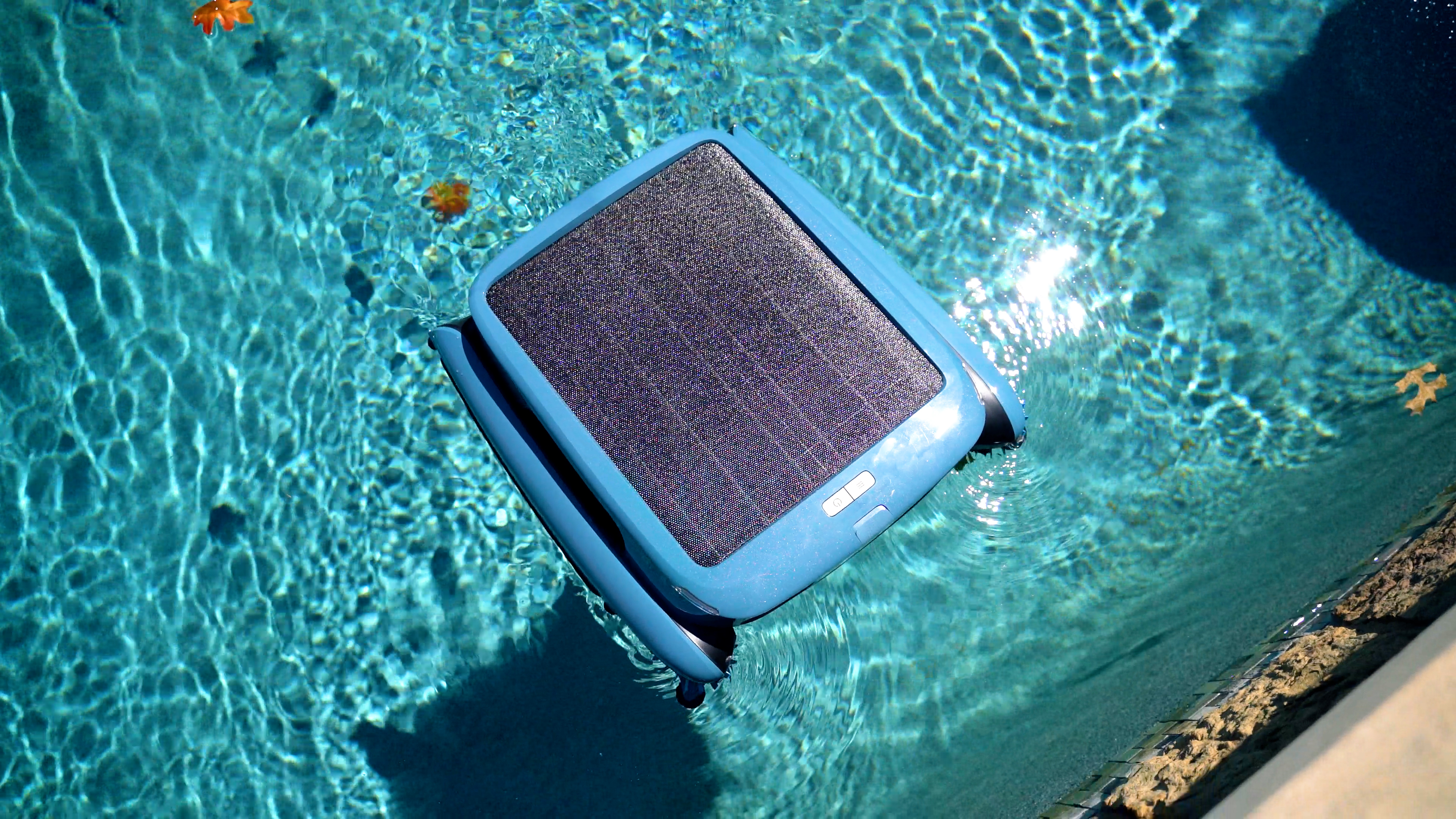 Beatbot iSkim Ultra Beatbot Iskim Ultra Floating Near Edge Buttons Solar Panel