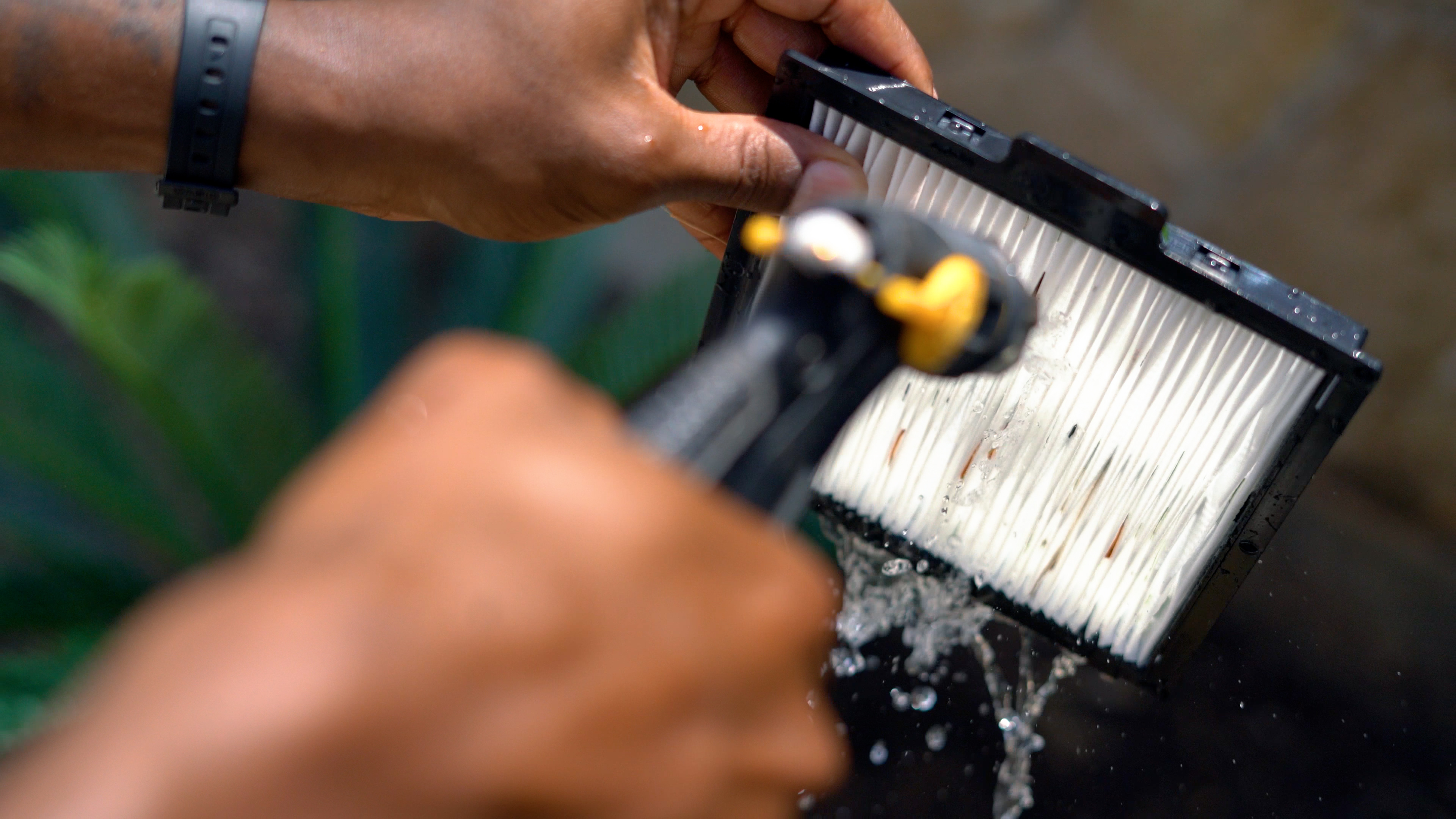 Dolphin Escape Spraying Filter Basket With Garden Hose