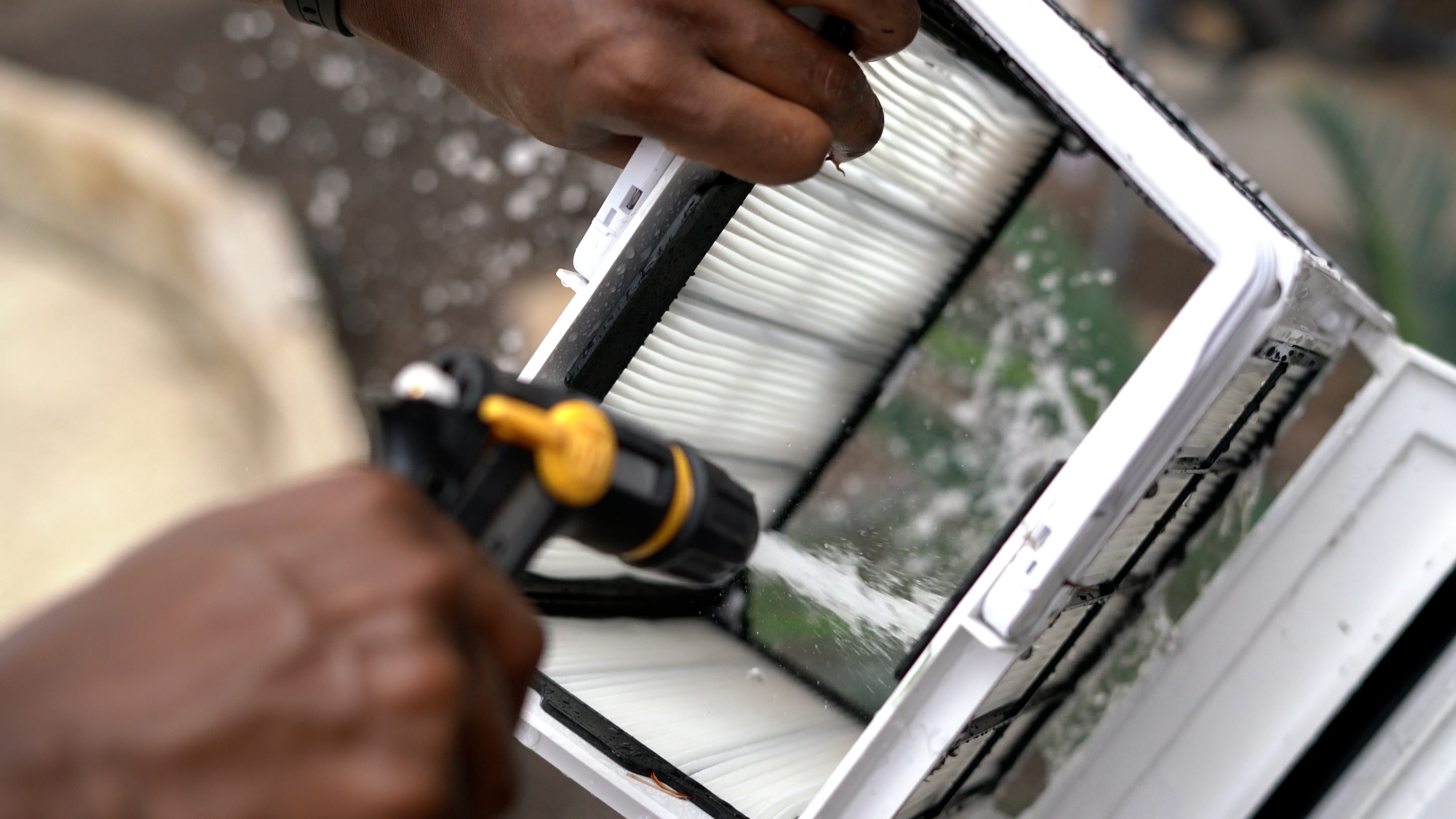 Dolphin Quantum Hand Spraying Pleated Filter With Water