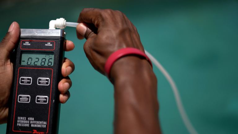 Dolphin Quantum Pro Pressure Manometer Measurement Close Up