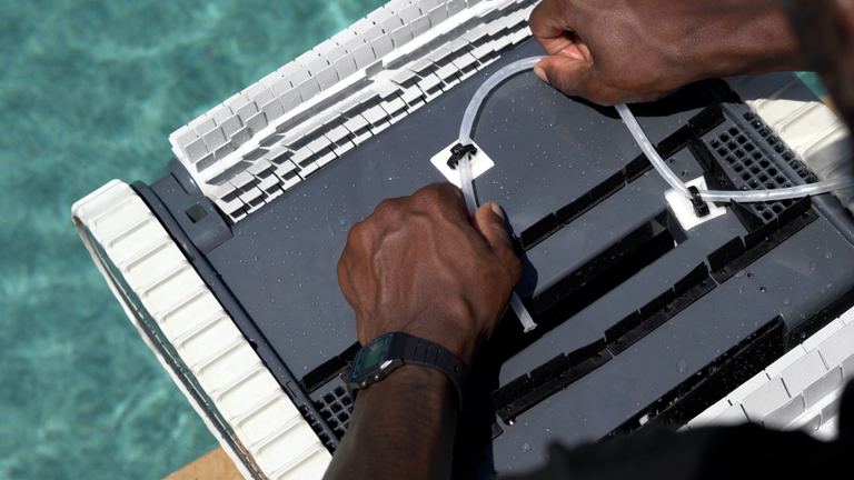 Dolphin Quantum Connecting Tube To Underside Robot Poolside