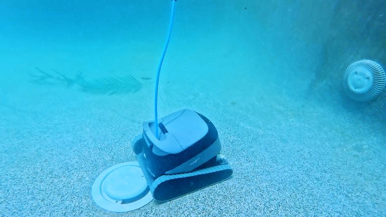 Dolphin Quantum Pro Passing Dislodged Drain Lid Front View