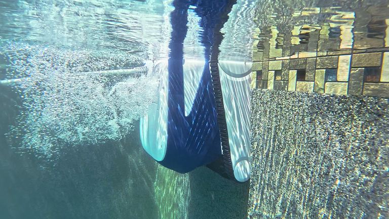 Clear S Under Surface Waterline Bubble Trail View