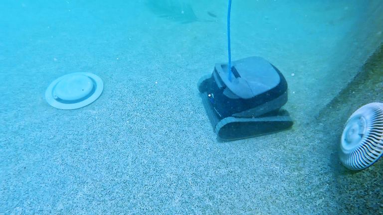 Dolphin Quantum Pro Cleaning Pool Floor Near Drain Cover