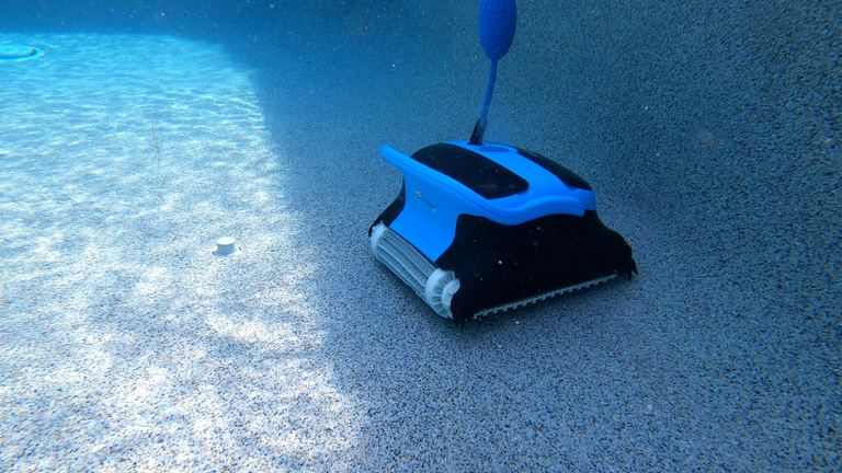 Dolphin Nautilus CC Plus Side Profile Driving Along Pool Slope