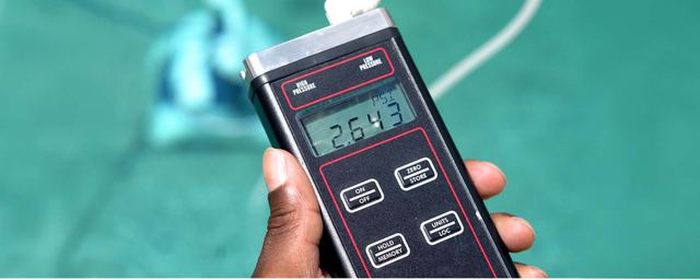 Measuring pool robot suction with a manometer