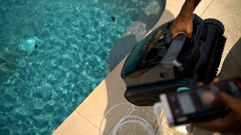 Aiper Scuba X1 Holding Unit And Manometer Poolside